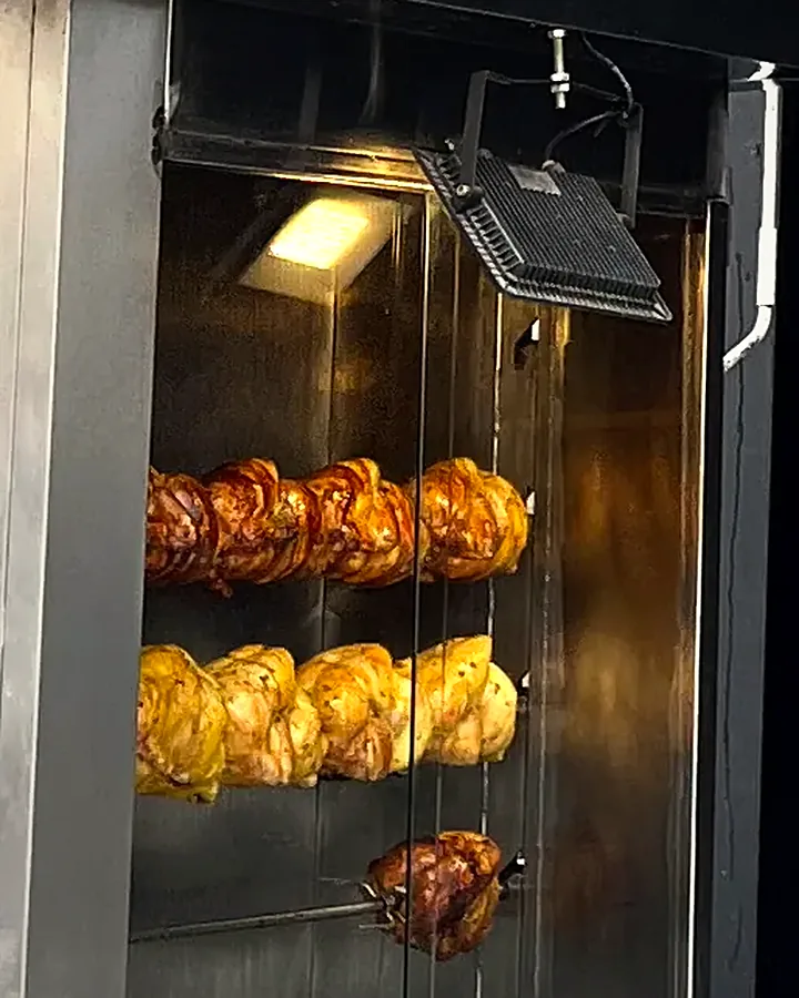 Poulets dorant sur la broche